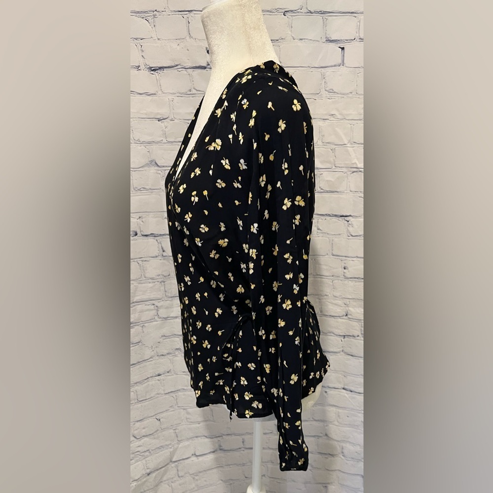 NWT H&M Wrapover Blouse Dark blue/floral size 14 - Picture 2 of 5